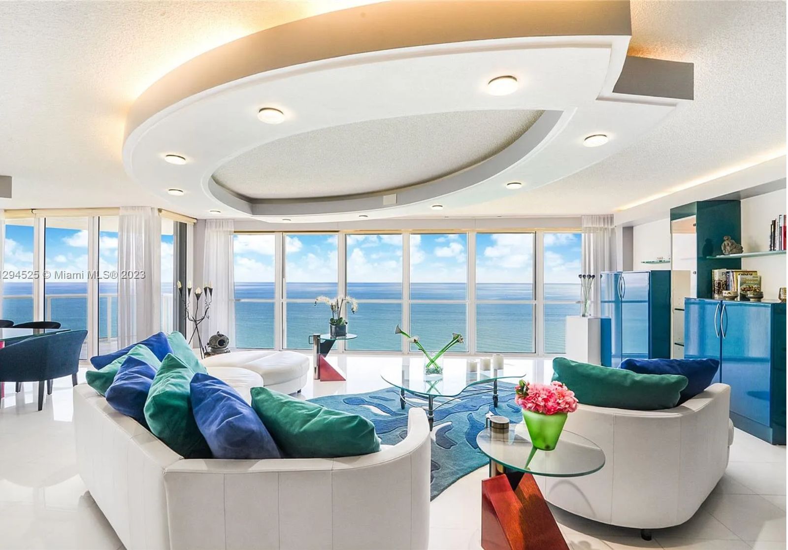 Living moderno 16445 Collins Ave